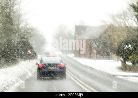 Kidderminster, Royaume-Uni. 2 janvier 2021. Météo au Royaume-Uni : les températures de jour ne dépassant pas le point de congélation dans le Worcestshire et les routes déjà glacées, Kidderminster est frappé par de fortes averses de neige matinales, ce qui rend les conditions de conduite dangereuses pour tous les automobilistes. Crédit : Lee Hudson/Alay Live News Banque D'Images