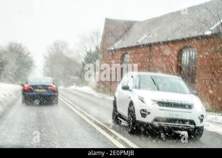 Kidderminster, Royaume-Uni. 2 janvier 2021. Météo au Royaume-Uni : les températures de jour ne dépassant pas le point de congélation dans le Worcestshire et les routes déjà glacées, Kidderminster est frappé par de fortes averses de neige matinales, ce qui rend les conditions de conduite dangereuses pour tous les automobilistes. Crédit : Lee Hudson/Alay Live News Banque D'Images