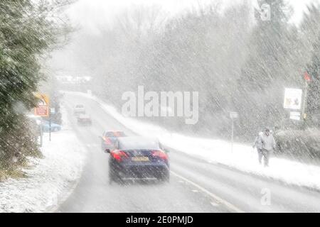 Kidderminster, Royaume-Uni. 2 janvier 2021. Météo au Royaume-Uni : les températures de jour ne dépassant pas le point de congélation dans le Worcestshire et les routes déjà glacées, Kidderminster est frappé par de fortes averses de neige matinales, ce qui rend les conditions de conduite dangereuses pour tous les automobilistes. Crédit : Lee Hudson/Alay Live News Banque D'Images