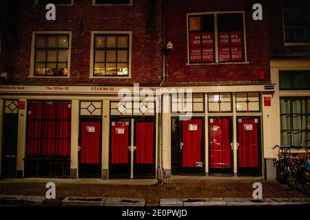 Amsterdam, pays-Bas. 02 janvier 2021. Quartier rouge vide à Amsterdam, aux pays-Bas, le 01 janvier 2020, pendant le confinement de Covid-19. Les rues sont calmes en raison des nouvelles règles et mesures de corona. Les vitres sont fermées complètement vides. Certaines lumières rouges sont encore allumées, de sorte que les prostituées travaillent en ligne. Photo de Robin Utrecht/ABACAPRESS.COM crédit: ABACAPRESS/Alay Live News Banque D'Images