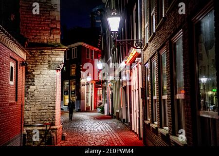 Amsterdam, pays-Bas. 02 janvier 2021. Quartier rouge vide à Amsterdam, aux pays-Bas, le 01 janvier 2020, pendant le confinement de Covid-19. Les rues sont calmes en raison des nouvelles règles et mesures de corona. Les vitres sont fermées complètement vides. Certaines lumières rouges sont encore allumées, de sorte que les prostituées travaillent en ligne. Photo de Robin Utrecht/ABACAPRESS.COM crédit: ABACAPRESS/Alay Live News Banque D'Images