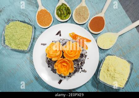 Petit gâteau avec des ingrédients sur fond de bois, vue du dessus. Une cuisine saine et sans gluten Banque D'Images