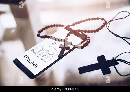 Rosary, Croix catholique, informations sur les masses saintes en ligne. Banque D'Images