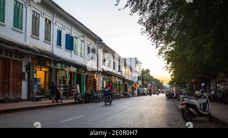 Luang Prabang, Laos - 17 novembre 2017 : rue principale sur la vieille ville de Luang Prabang, Laos. Banque D'Images