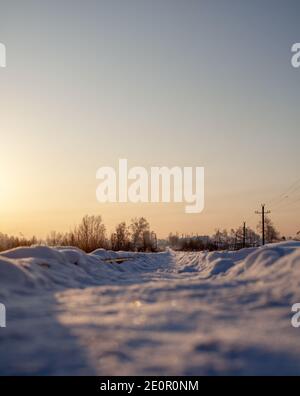 Un chemin de fer recouvert de neige et un chemin de fer trodden par les gens qui le font en hiver. Banque D'Images