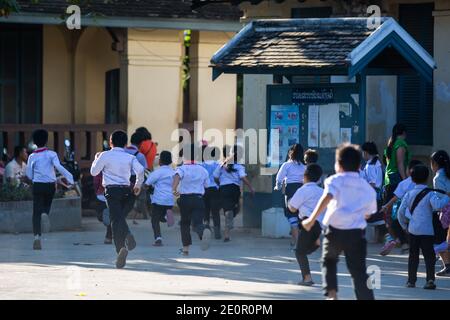 Luang Prabang, Laos - 17 novembre 2017 : élèves de l'école élémentaire locale de Luang Prabang, Laos. Banque D'Images