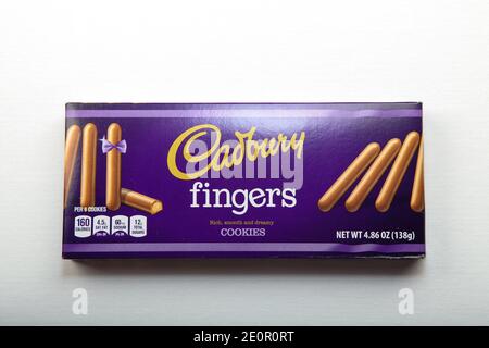 Biscuits de doigts au chocolat Cadbury Banque D'Images