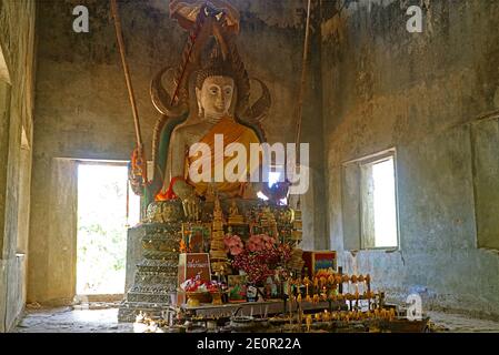 Belle image de Bouddha dans les ruines abandonnées du temple Wat Somdej kao, district de Sangkhlaburi, province de Kanchanaburi, Thaïlande Banque D'Images