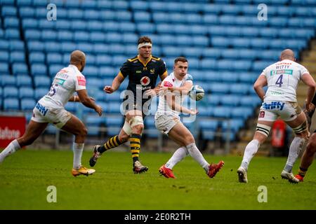 2 janvier 2021 ; Ricoh Arena, Coventry, West Midlands, Angleterre ; Rugby anglais de premier rang, Wasps contre Exeter Chiefs ; Joe Simmonds MBE d'Exeter Chiefs jette un laissez-passer à Tom OFlaherty Banque D'Images