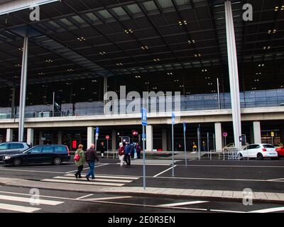 Schönefeld, Allemagne - 1er novembre 2020 - terminal passagers 1 au nouvel aéroport de Brandebourg à Berlin, un jour nuageux et pluvieux, aéroport international W Banque D'Images