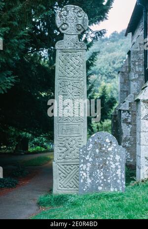 Grande croix de Nevern à côté de l'église St Brynach, Nevern, pays de Galles, datant du Xe - début du XIe siècle. Numérisation d'archivage à partir d'une lame. Octobre 1975. Banque D'Images