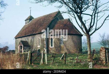 Église normande de plus de 900 ans dédiée à la Vierge Sainte-Marie à Upwaltham, West Sussex. Numérisation d'archivage à partir d'une lame. Février 1975. Banque D'Images