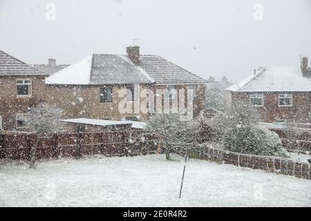 Bradford, West Yorkshire, Royaume-Uni. 2 janvier 2021. Chutes de neige abondantes dans le West Yorkshire . Scène urbaine enneigée sur un domaine de conseil Banque D'Images