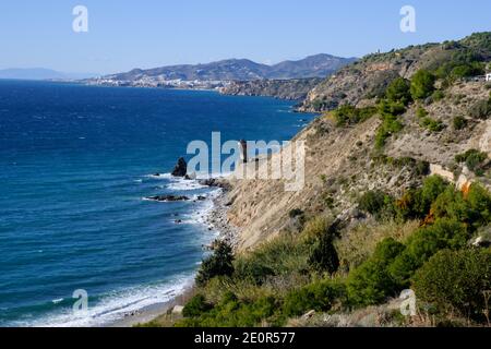 Une promenade d'hiver le long de la plage de Las Alberquillas, Maro, Nerja, Andalousie, Costa del sol, Espagne Banque D'Images