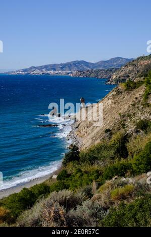 Une promenade d'hiver le long de la plage de Las Alberquillas, Maro, Nerja, Andalousie, Costa del sol, Espagne Banque D'Images