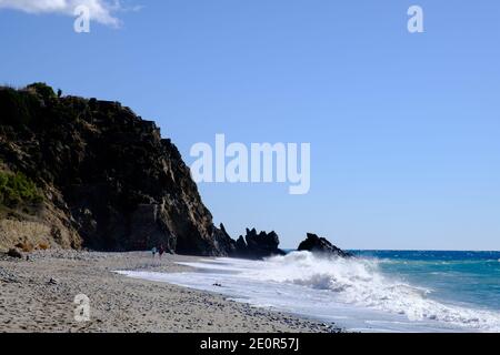 Une promenade d'hiver le long de la plage de Las Alberquillas, Maro, Nerja, Andalousie, Costa del sol, Espagne Banque D'Images