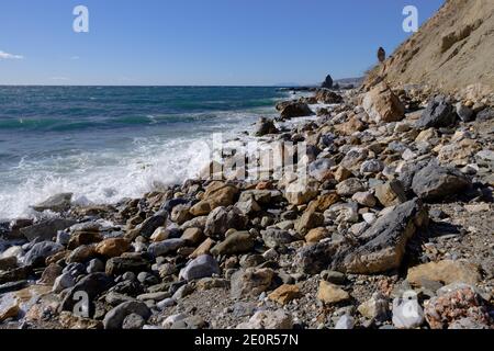 Une promenade d'hiver le long de la plage de Las Alberquillas, Maro, Nerja, Andalousie, Costa del sol, Espagne Banque D'Images