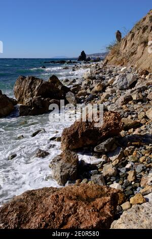 Une promenade d'hiver le long de la plage de Las Alberquillas, Maro, Nerja, Andalousie, Costa del sol, Espagne Banque D'Images