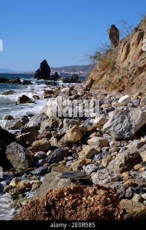 Une promenade d'hiver le long de la plage de Las Alberquillas, Maro, Nerja, Andalousie, Costa del sol, Espagne Banque D'Images