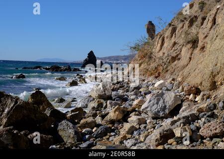 Une promenade d'hiver le long de la plage de Las Alberquillas, Maro, Nerja, Andalousie, Costa del sol, Espagne Banque D'Images