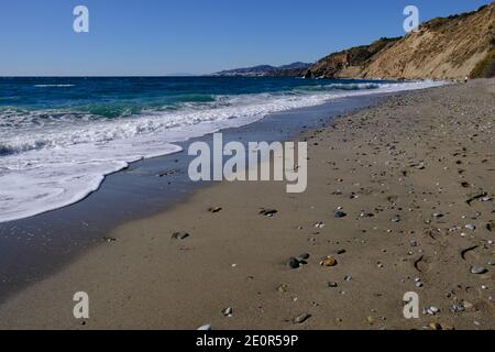 Une promenade d'hiver le long de la plage de Las Alberquillas, Maro, Nerja, Andalousie, Costa del sol, Espagne Banque D'Images