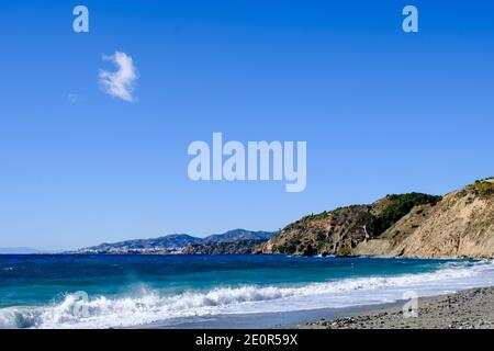 Une promenade d'hiver le long de la plage de Las Alberquillas, Maro, Nerja, Andalousie, Costa del sol, Espagne Banque D'Images