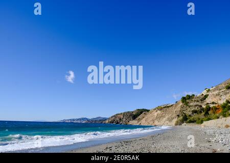 Une promenade d'hiver le long de la plage de Las Alberquillas, Maro, Nerja, Andalousie, Costa del sol, Espagne Banque D'Images