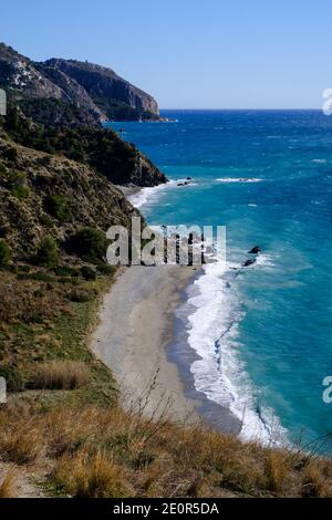 Une promenade d'hiver le long de la plage de Las Alberquillas, Maro, Nerja, Andalousie, Costa del sol, Espagne Banque D'Images