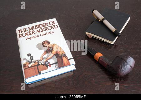 Londres, Angleterre, Royaume-Uni - 2 janvier 2021: The Murder of Roger Ackroid Book by Agatha Christie in a Fax First Edition with Tobacco Pipe, Fountian Pen Banque D'Images