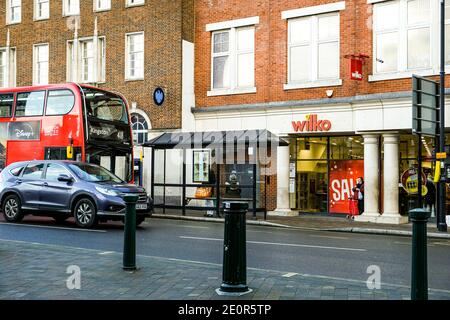 Londres, Royaume-Uni, janvier 02 2021, abri de bus devant UN magasin à prix réduits Wlko High Street Banque D'Images