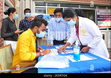 (210102) -- BANGALORE, 2 janvier 2021 (Xinhua) -- les professionnels de la santé de Bruhat Bengaluru Mahanagara Palike (BBMP) participent à un exercice fictif pour la vaccination contre le COVID-19 dans un centre de santé de Bangalore, Inde, 2 janvier 2021. (STR/Xinhua) Banque D'Images