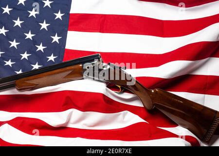Au-dessus/en dessous du fusil de chasse devant le drapeau américain, horizontal Banque D'Images