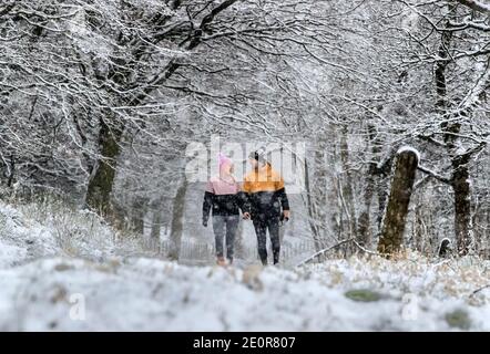 Une promenade en couple dans des conditions enneigées près de MAM Tor dans le Derbyshire. Banque D'Images