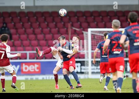 NORTHAMPTON, ANGLETERRE. 2 JANVIER. Le capitaine de Northampton Town Cian Bolger et Charlie Wyke de Sunderland se disputent le ballon lors de la première moitié de la Sky Bet League un match entre Northampton Town et Sunderland au PTS Academy Stadium, à Northampton, le samedi 2 janvier 2021. (Credit: John Cripps | MI News) Credit: MI News & Sport /Alay Live News Banque D'Images