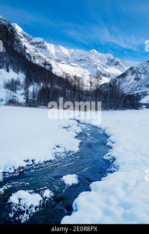 Cours d'eau dans les alpes françaises en hiver Banque D'Images