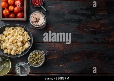 Pâtes almentica avec ingrédients de fruits de mer, sur une ancienne table en bois, vue du dessus avec espace pour le texte Banque D'Images