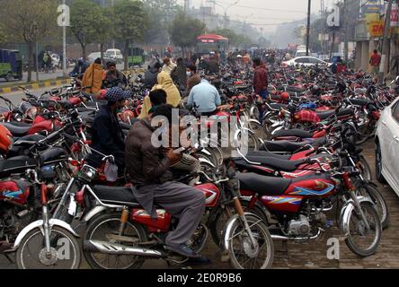 Vue sur les véhicules illégaux de stationnement causant des problèmes pour les visiteurs du marché et dans le flux régulier de la circulation nécessite l'attention du département concerné, à l'extérieur des lignes de police Siège à Lahore, le samedi 02 janvier 2021. Banque D'Images