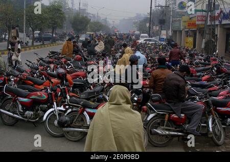 Vue sur les véhicules illégaux de stationnement causant des problèmes pour les visiteurs du marché et dans le flux régulier de la circulation nécessite l'attention du département concerné, à l'extérieur des lignes de police Siège à Lahore, le samedi 02 janvier 2021. Banque D'Images