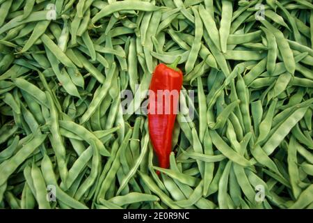 Haricots frais dans un magasin de nourriture à l'Old Souq ou Bazar Kapali Carsi marché dans la vieille ville de la ville d'Istanbul en Turquie. Turquie, Istanbul, mai 2002 Banque D'Images