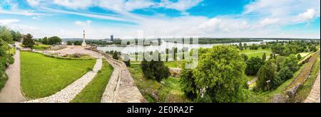 La ville de Belgrade à partir de la rivière Sava de Serbie dans un beau jour d'été Banque D'Images