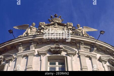 ESCUDO DE LA FACHADA DEL PALACIO - S XIX - ACTIUALMENTE CASA DE AMERICA. Auteur: SUÑOL JERONIMO. LIEU: PALACIO DE LINARES. MADRID. ESPAGNE. Banque D'Images