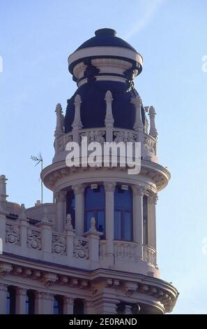 REMATE DEL EDIFICIO SITUADO EN LA PLAZA DE CANALEJAS ESQUINA A LA CALLE PRINCIPE - 1915. AUTEUR: MENDOZA USSIA JOSE MARIA. Lieu: EDIFICIO MENESES. MADRID. ESPAGNE. Banque D'Images