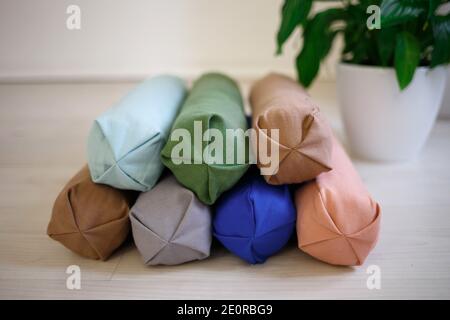 rouleaux de sport multicolores pour un massage du dos et du cou. Banque D'Images