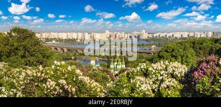 Vue panoramique sur Kiev et le monastère de Vydubychi en Ukraine pendant une belle journée d'été Banque D'Images