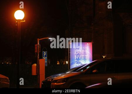 LINKÖPING, SUÈDE- 31 DÉCEMBRE 2020: Accueil du nouvel an, sur un panneau d'affichage, de la municipalité de Linköping. Banque D'Images