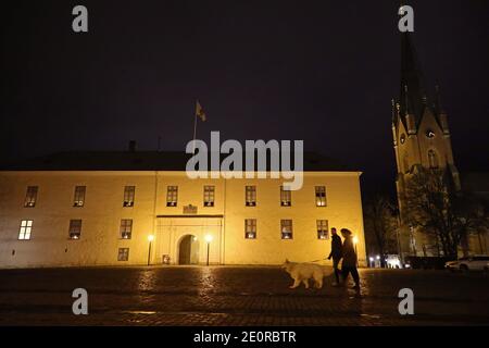 LINKÖPING, SUÈDE- 31 DÉCEMBRE 2020: En raison de la pandémie de corona, il y aura une sonnerie spéciale dans les cathédrales du pays à la Saint-Sylvestre. Sur la photo : le château de Linköping à gauche et la cathédrale de Linköping à droite. Banque D'Images