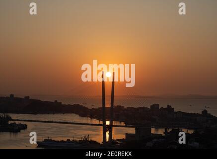 La ville de Vladivostok - coucher de soleil sur le pont. Banque D'Images