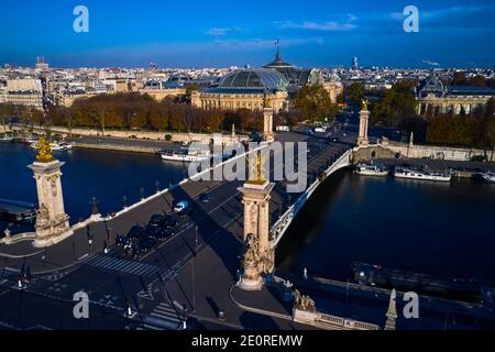 France, Paris, pont Alexandre III avec Grand Palais et petit Palais Banque D'Images