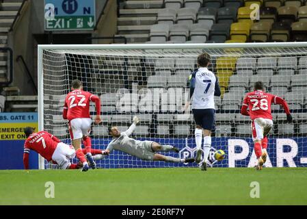 Preston, Royaume-Uni. 02 janvier 2021. Lewis Grabban de la forêt de Nottingham (7) marque ses équipes le premier but de la zone de pénalité. EFL Skybet Championship Match, Preston North End v Nottingham Forest au Deepdale Stadium de Preston le samedi 2 janvier 2021. Cette image ne peut être utilisée qu'à des fins éditoriales. Utilisation éditoriale uniquement, licence requise pour une utilisation commerciale. Aucune utilisation dans les Paris, les jeux ou les publications d'un seul club/ligue/joueur.pic par Chris Stading/Andrew Orchard sports Photography/Alamy Live News crédit: Andrew Orchard sports Photography/Alamy Live News Banque D'Images