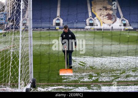 Preston, Royaume-Uni. 02 janvier 2021. La neige est éliminée du terrain avant le début du match. EFL Skybet Championship Match, Preston North End v Nottingham Forest au Deepdale Stadium de Preston le samedi 2 janvier 2021. Cette image ne peut être utilisée qu'à des fins éditoriales. Utilisation éditoriale uniquement, licence requise pour une utilisation commerciale. Aucune utilisation dans les Paris, les jeux ou les publications d'un seul club/ligue/joueur.pic par Chris Stading/Andrew Orchard sports Photography/Alamy Live News crédit: Andrew Orchard sports Photography/Alamy Live News Banque D'Images